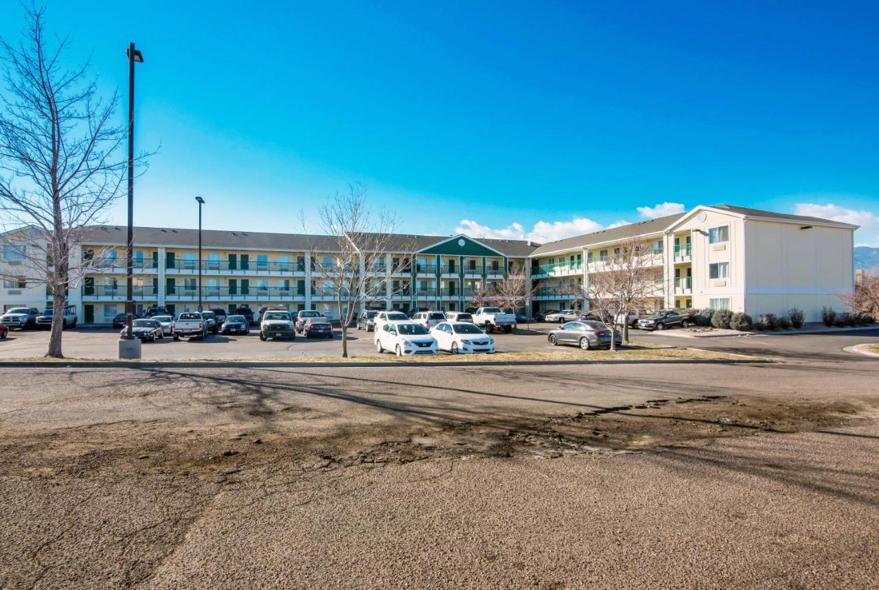 Hometowne Studios By Red Roof Colorado Springs - Airport Экстерьер фото