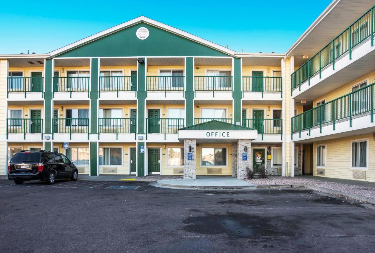Hometowne Studios By Red Roof Colorado Springs - Airport Экстерьер фото