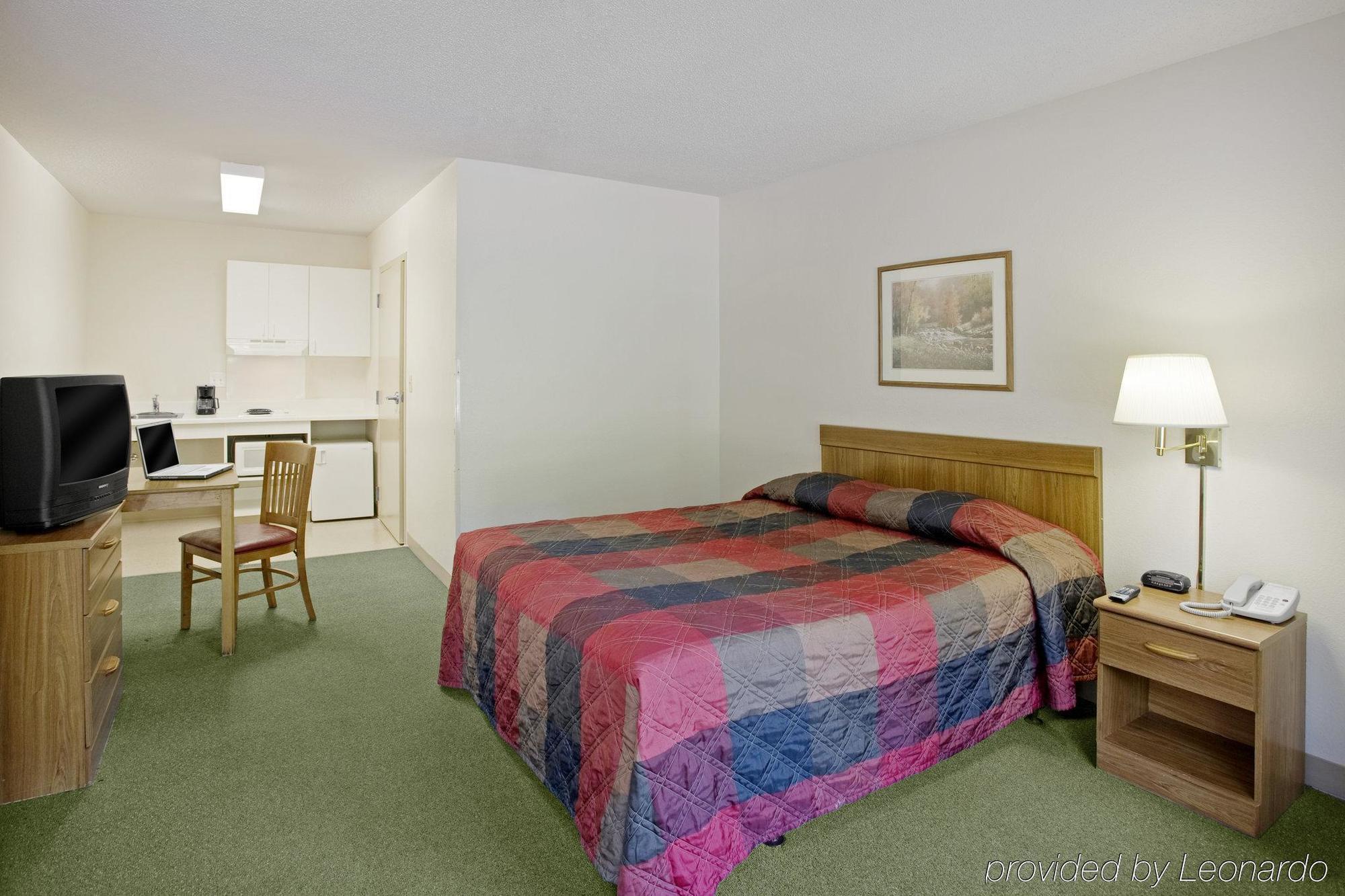 Hometowne Studios By Red Roof Colorado Springs - Airport Экстерьер фото